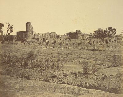 [Rovine della residenza sul lato opposto del cancello di guardia di Bailee]. da Felice Beato