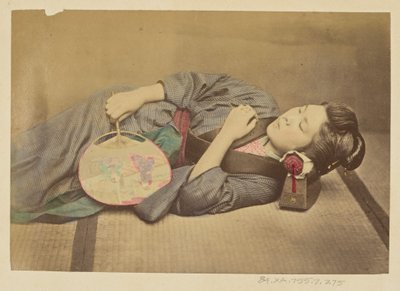 [Donna giapponese addormentata con in mano un ventaglio] da Felice Beato