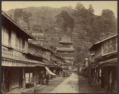 Temple Street, Native Town, Nagasaki da Felice Beato