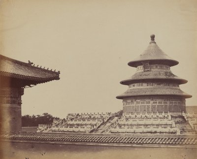 Tempio del Cielo dal luogo dove i sacerdoti sono bruciati, nella città cinese di Pechino, ottobre 1860 da Felice Beato