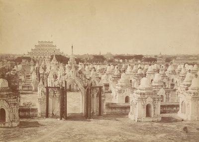 La Pagoda 450 dalla Pagoda Centrale - Mandalay da Felice Beato