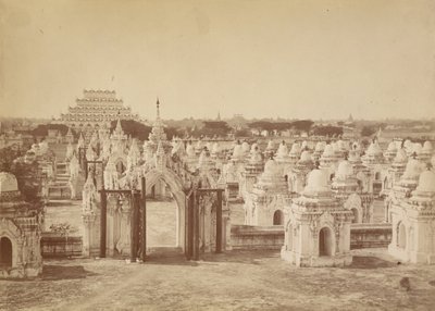 Le 450 pagode dalla pagoda centrale - Mandalay da Felice Beato