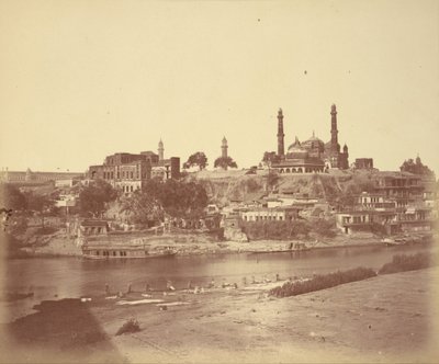 Il Forte Muchee Bhawan e il fiume Gomti visti dal ponte di pietra da Felice Beato