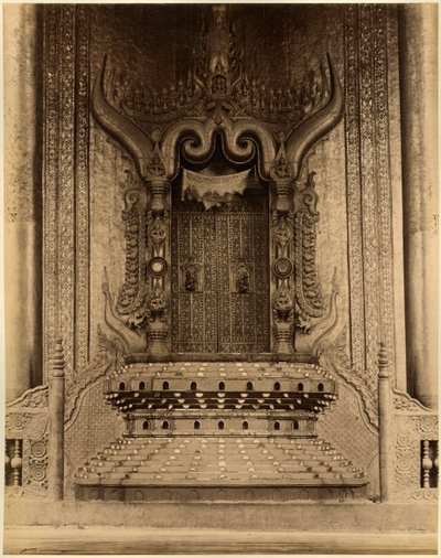 Il The-ha-thana o il trono dei Leoni nella Myei-nan o Sala delle Udienze Principale nel palazzo di Mandalay, Birmania, fine XIX secolo (stampa all