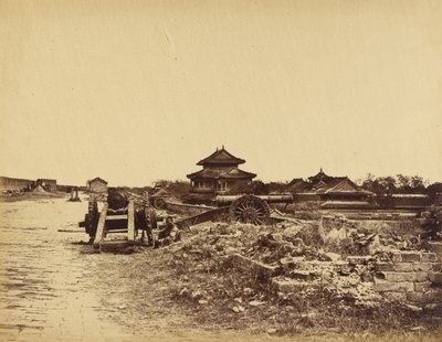 La cima del muro di Pekin mostra i cannoni cinesi diretti contro le nostre batterie, 14 ottobre 1860 da Felice Beato