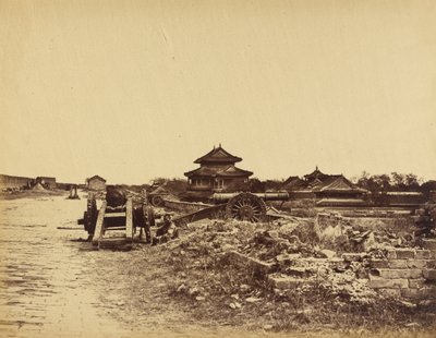 Cima del muro di Pechino che mostra i cannoni cinesi diretti contro le nostre batterie, 14 ottobre 1860 da Felice Beato