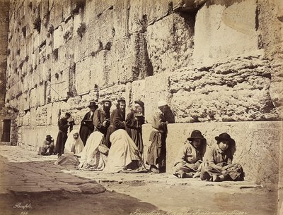 Un gruppo di israeliti che pregano al Muro del Pianto (o Muro Occidentale), Gerusalemme da Félix Bonfils