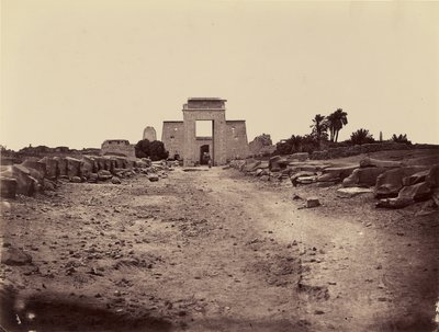 Viale delle Sfingi e propileo tolemaico, Karnak, Tebe da Félix Bonfils