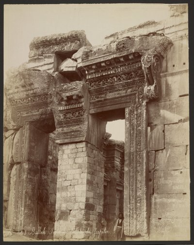 Baalbek, porta del tempio di Giove da Félix Bonfils