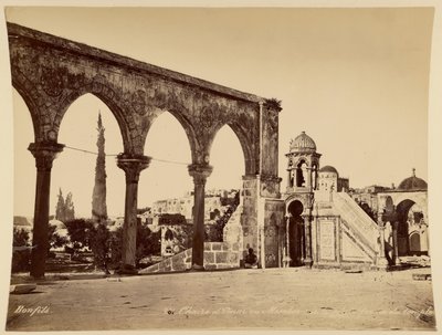 Il trono di Omar o il gradino sulla piattaforma del tempio da Félix Bonfils