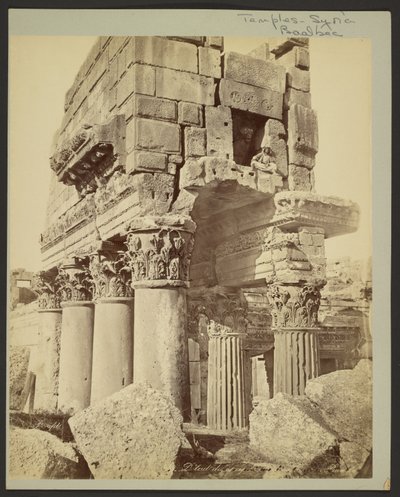 Dettaglio dei capitelli del pronao di Baalbek da Félix Bonfils