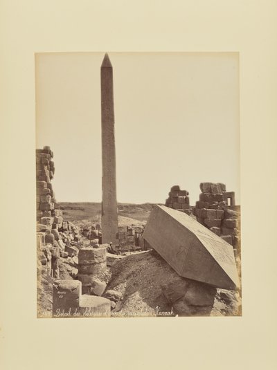 Dettagli degli obelischi e del cortile delle cariatidi - Karnak da Félix Bonfils