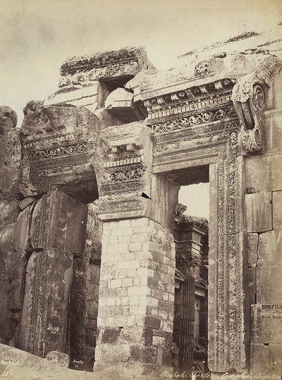 Ingresso al Tempio di Giove o Tempio del Sole, nella zona archeologica di Eliopoli o Baalbek, antica città siriana, ora Libano da Félix Bonfils