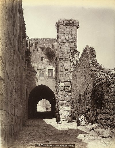 La Torre Antonia a Gerusalemme. Alcuni uomini riposano vicino alle mura da Félix Bonfils