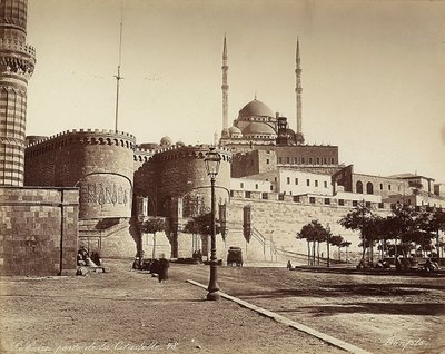 La Porta Bab el-Azab della Cittadella, con la Moschea di Muhammad Ali sullo sfondo, al Cairo, Egitto da Félix Bonfils