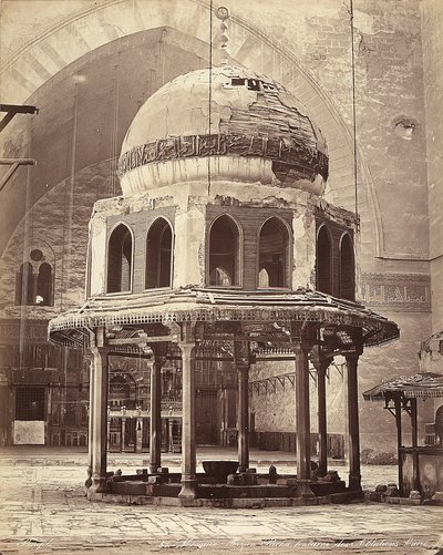 La fontana delle abluzioni, nella Moschea del Sultano Hassan, al Cairo, Egitto da Félix Bonfils