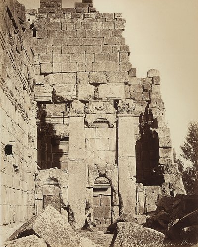 I propilei del Tempio di Giove o del Tempio del Sole, nella zona archeologica di Heliopolis o Baalbek, antica città siriana, ora Libano da Félix Bonfils