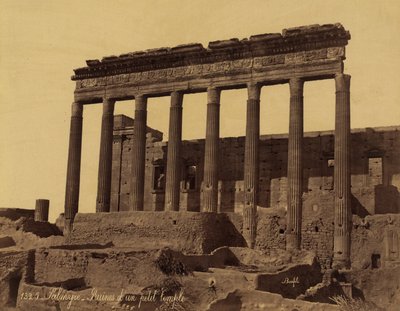 Colonnato staccato davanti a un tempio a Palmira, Siria da Félix Bonfils