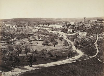 Paesaggio di valle con un mulino a vento e uliveti da Félix Bonfils