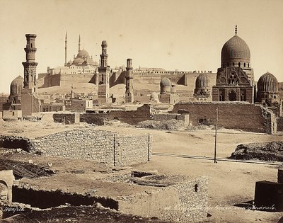Vista della Cittadella con numerosi monumenti antichi e reperti, al Cairo, Egitto da Félix Bonfils