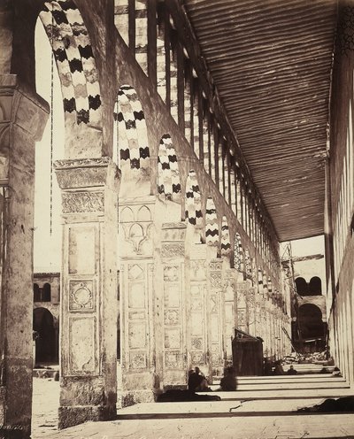 Veduta del colonnato nella Grande Moschea Omayyade, a Damasco, Siria. Originariamente un tempio per gli aramei, poi una basilica cristiana, divenne infine una moschea che permetteva ai cristiani di continuare a usare un