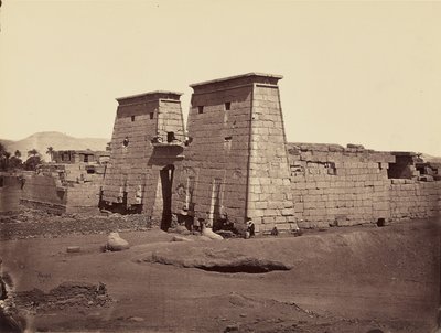 Veduta generale del tempio di Ramses III, Karnak, Tebe da Félix Bonfils