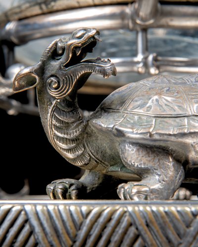 Un acquario e piedistallo in bronzo argentato 