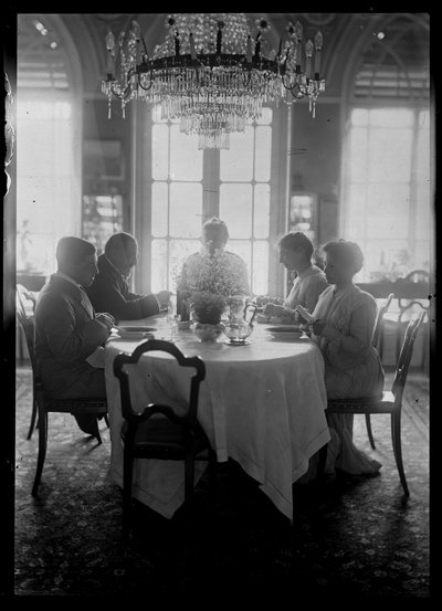 Famiglia Mautner a tavola da Ferdinand Schmutzer