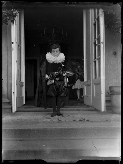 Ritratto di Johannes sordidness (1913-1958) da bambino in costume da Ferdinand Schmutzer