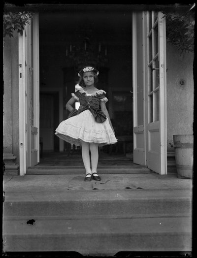 Ritratto di Susanne sordidness (1911-1991) da bambina in costume da Ferdinand Schmutzer