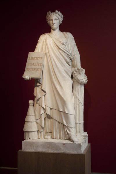 La Repubblica Francese. Rappresentata come una donna vestita con un drappo antico e che tiene una targa con il motto "Liberté, Egalité, Fraternité", l
