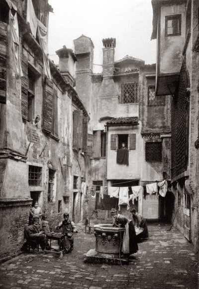 Un Cortile circondato da edifici a Venezia, c.1880 da Ferdinando Ongania