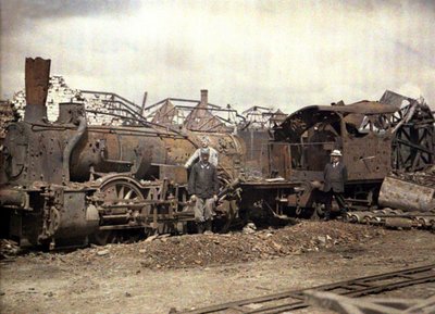 Locomotiva bruciata e carro ferroviario davanti alle rovine della distilleria Vauxrot, Cuffies, Aisne, Francia, 1917 da Fernand Cuville