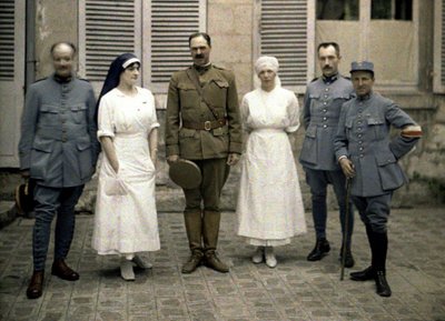 Medici e infermieri militari francesi davanti all