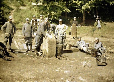 Gruppo di soldati francesi che fanno il bucato a un pozzo, Soissons, Aisne, 1917 da Fernand Cuville