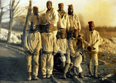 Lavoratori senegalesi con una draisina, Ham, Somme, Francia, 1917 da Fernand Cuville