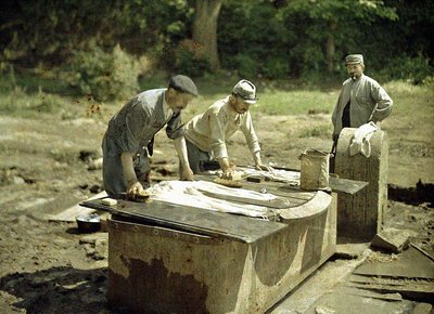 Tre soldati francesi che fanno il bucato a un pozzo, Soissons, Aisne, Francia, 1917 da Fernand Cuville