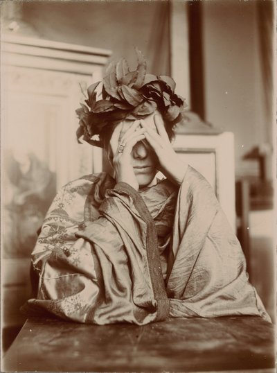 Donna appoggiata a un tavolo, con le mani davanti al viso da Fernand Khnopff