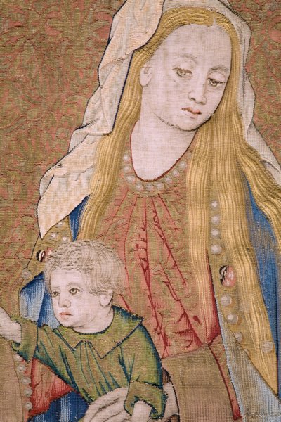 Arazzo fiammingo. La Vergine con il Bambino e angeli. Ca 1500. da Flemish School
