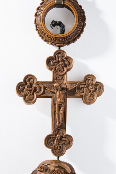 Rosario di Enrico VIII, (dettaglio) della croce (legno di bosso) da Flemish School