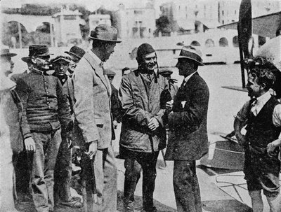 Il Trofeo Schneider: Howard Pixton parla con Jacques Schneider dopo la sua vittoria, 1914 1934 da Flight Photo