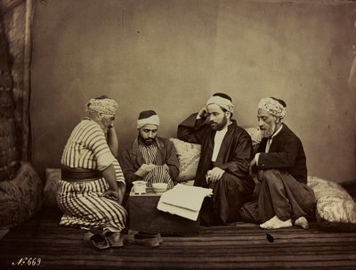 Album Damas et Baalbek: gruppo di siriani seduti attorno a un tavolo da Félix Bonfils