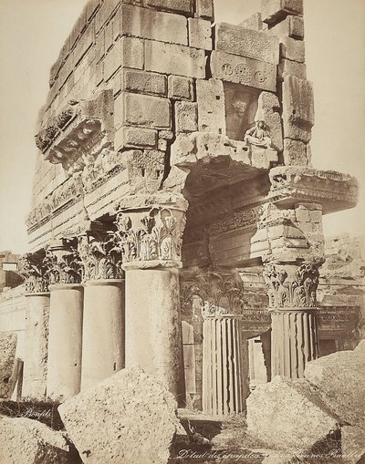 Dettaglio del pronao del Tempio di Bacco, nella zona archeologica di Eliopoli o Baalbek, antica città siriana, ora Libano da Félix Bonfils