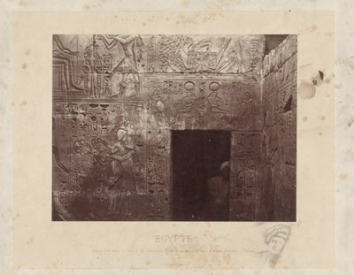 Uomo in una porta nel tempio di Ramses III in Egitto da Félix Bonfils