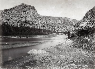 "Nahr el-Kalb" (il fiume del cane) tra le montagne del Libano, vicino a Beirut, in Palestina da Félix Bonfils