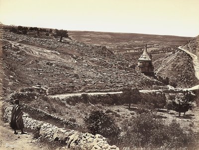 Vista panoramica della Valle di Cedron o Giosafat, con la Tomba di Assalonne, alla periferia di Gerusalemme. Un uomo guarda il panorama dalla strada da Félix Bonfils
