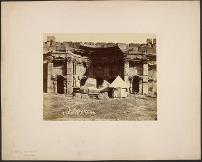 Corte rettangolare, Baalbek da Félix Bonfils