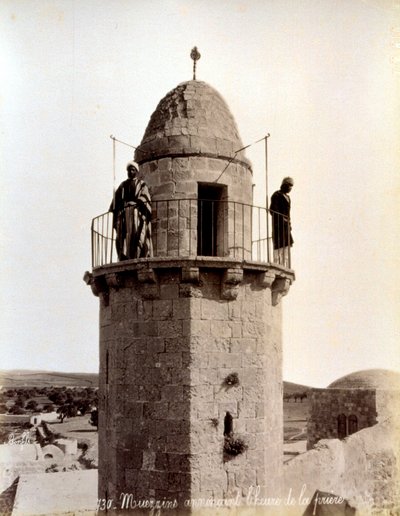 Due muezzin chiamano i fedeli alla preghiera dalla cima di un minareto da Félix Bonfils