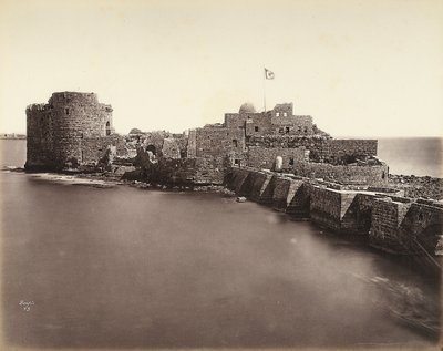 Veduta di una fortezza sul mare da Félix Bonfils