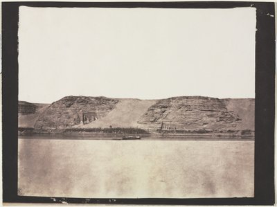 Vista generale dei monumenti scolpiti nella roccia con la Dahabieh dei fotografi. Abu Simbel, 1851-1852 da Félix Teynard